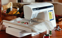 Швейная машинка и этикетки для одежды